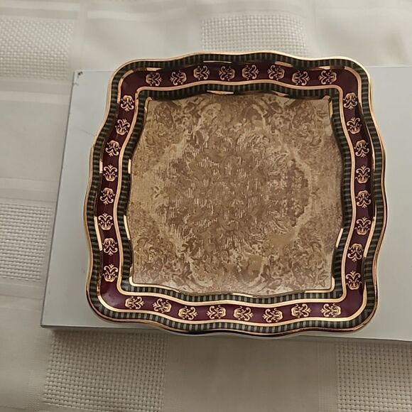 Croscill Townhouse Lotion Dispenser & Soap Dish Brown/ Burgundy - Picture 15 of 16